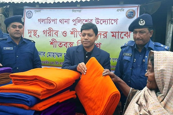 গলাচিপায় দুস্থদের মাঝে কম্বল বিতরণ জেলা পুলিশ সুপারের