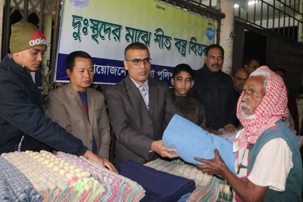 শীতার্তদের মাঝে পুলিশ সুপারের শীতবস্ত্র বিরতণ 