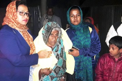 চরভদ্রাসনে শীতার্তদের মাঝে কম্বল বিতরণ