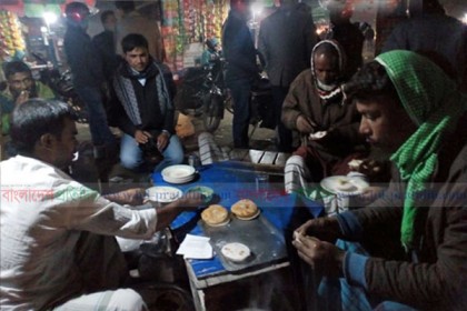 মোড়ে মোড়ে শীতের পিঠা