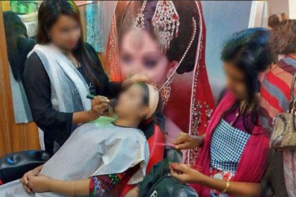 পার্লারের রূপচর্চায় মেয়াদোত্তীর্ণ প্রসাধনী, ৩ জনকে জেল-জরিমানা