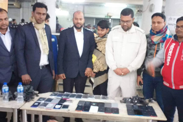 বেনাপোল চেকপোস্টে ৩৮ পিস মোবাইল জব্দ