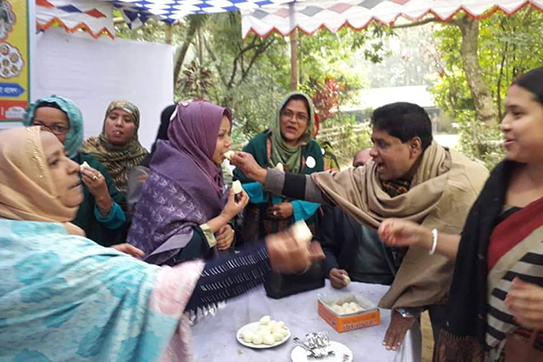 ওবায়দুল কাদের সম্পাদক নির্বাচিত হওয়ায় নোয়াখালীতে মিষ্টি বিতরণ
