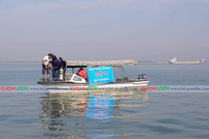 
পদ্মায় ট্রলারডুবি, ৪ শ্রমিকের সন্ধান মেলেনি