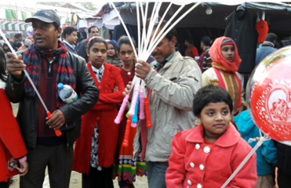 মানিকগঞ্জ বিজয় মেলায় দর্শনার্থীদের ঢল