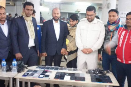 বেনাপোল চেকপোস্টে ৩৮ পিস মোবাইল জব্দ