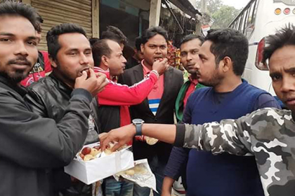 মির্জা আজম সাংগঠনিক সম্পাদক হওয়ায় জামালপুরে মিষ্টি বিতরণ