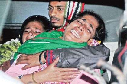 বাস থেকে যাত্রীকে ফেলে হত্যা, হেলপার ও সুপারভাইজার গ্রেফতার 