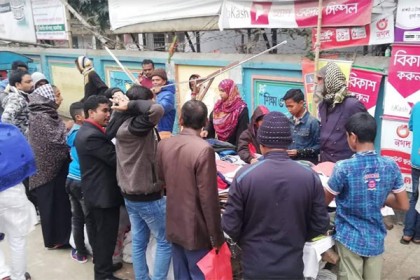নেত্রকোনায় শীতবস্ত্রের জমজমাট কেনাবেচা
