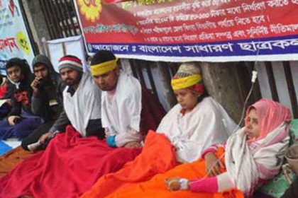 চাকরিতে আবেদনে ৩৫ বছর প্রত্যাশীরা দ্বিতীয় দিনের অনশনে 