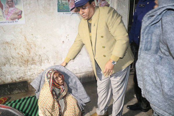 বরিশাল জেলা প্রশাসকের শীতবস্ত্র বিতরণ