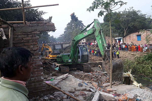 দিনাজপুরে ঘাগরা খালে অবৈধ স্থাপনা উচ্ছেদ