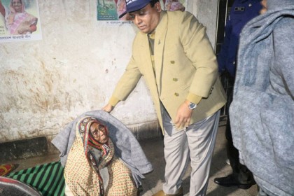 বরিশাল জেলা প্রশাসকের শীতবস্ত্র বিতরণ