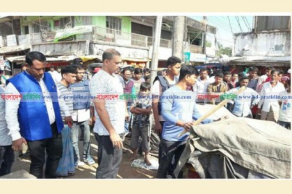 ফুটপাত উদ্ধারে টেকনাফে উচ্ছেদ অভিযান