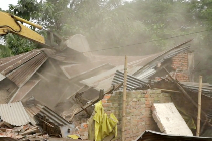 লক্ষ্মীপুরে অবৈধ স্থাপনা উচ্ছেদ   

