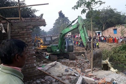 দিনাজপুরে ঘাগরা খালে অবৈধ স্থাপনা উচ্ছেদ