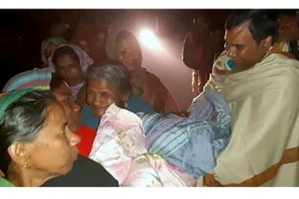 গভীর রাতে বাড়ি বাড়ি গিয়ে শীতবস্ত্র বিতরণ করলেন ডিসি
