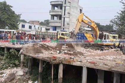আলমডাঙ্গায় জিকে খালের শতাধিক অবৈধ স্থাপনা উচ্ছেদ