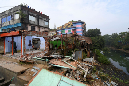 করতোয়া নদীর পাড় থেকে অবৈধ স্থাপনা উচ্ছেদ 

