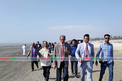 কুয়াকাটা সৈকত পরিদর্শনে নদী রক্ষা কমিশনের চেয়ারম্যান 