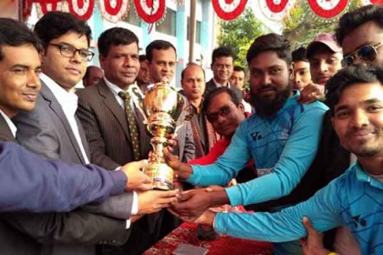 বিজয় দিবস ক্রিকেট টুর্নামেন্টে গুরুদাসপুর পৌরসভা একাদশ জয়ী 