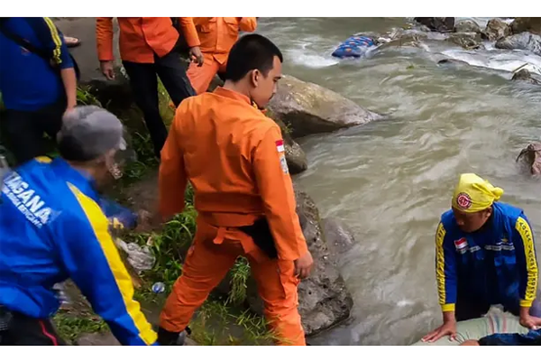 ইন্দোনেশিয়ায় বাস খাদে পড়ে ২৪ জনের প্রাণহানি