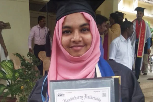 হিজাব পরায় সমাবর্তনে ঢুকতে বাধা, স্বর্ণপদক নিতে অস্বীকার ছাত্রীর