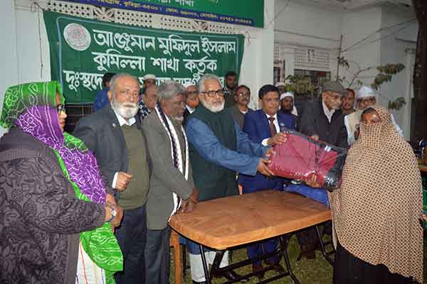 কুমিল্লায় আঞ্জুমানের শীতবস্ত্র ও সেলাই মেশিন বিতরণ