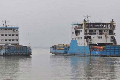 ৬ ঘণ্টা পর পাটুরিয়া-দৌলতদিয়া নৌরুটে ফেরি চলাচল স্বাভাবিক