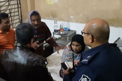 যৌতুকের জন্য গরম খুন্তি দিয়ে স্ত্রীর শরীর ঝলসে দিলেন স্বামী