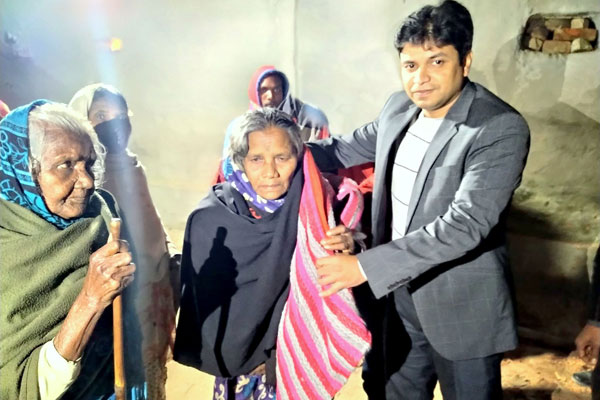 ঠাকুরগাঁওয়ে শীতার্তদের মাঝে শীতবস্ত্র বিতরণ