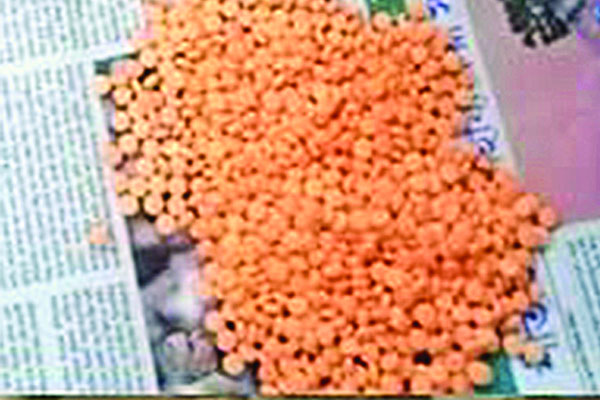 শাহজালালে পাকস্থলীতে, শাহ আমানতে ওমরাহ যাত্রীর কাছে ইয়াবা