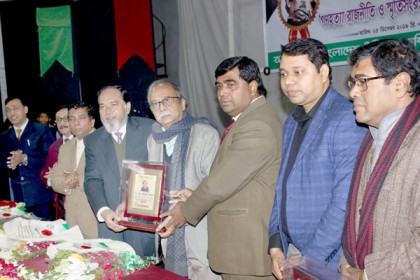 গণহত্যার ইতিহাস আন্তর্জাতিক পরিমণ্ডলে তুলে ধরতে হবে : মুনতাসীর মামুন