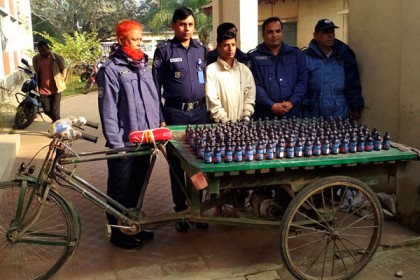 হালুয়াঘাটে ফেনসিডিলসহ মাদক ব্যবসায়ী আটক