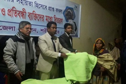 কনকনে শীতে রাতের আধারে কম্বল বিতরণ করলেন শরীয়তপু‌রের ডি‌সি