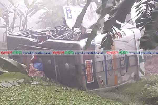 কিশোরগঞ্জে যাত্রীবাহী বাস নিয়ন্ত্রণ হারিয়ে খাদে, নিহত ২