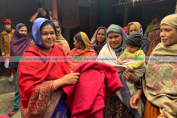 নাটোরে শীতার্তদের মাঝে কম্বল বিতরণ