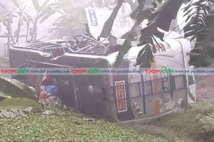 কিশোরগঞ্জে যাত্রীবাহী বাস নিয়ন্ত্রণ হারিয়ে খাদে, নিহত ২