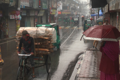 বরিশালে ভারী বৃষ্টি আর শীতে বিপর্যস্ত জনজীবন