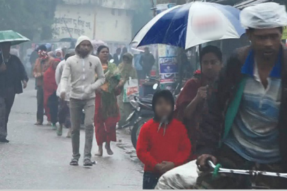 চুয়াডাঙ্গায় গুঁড়ি গুঁড়ি বৃষ্টিতে বেড়েছে শীতের তীব্রতা