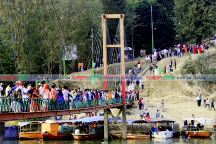 পাহাড়ে পর্যটকের ঢল
