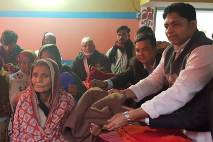 ফরিদপুরে শীতার্তদের মাঝে কম্বল বিতরণ
