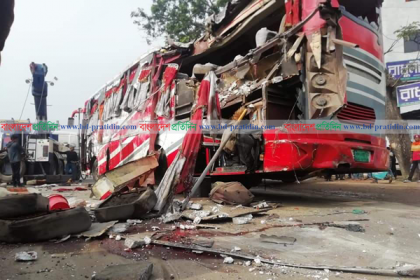 
ঢাকা-চট্টগ্রাম মহাসড়কে বাস উল্টে যাত্রী নিহত, আহত ২০