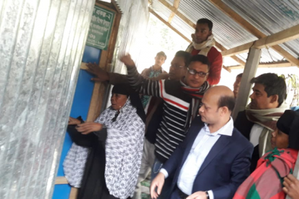 নোয়াখালীতে বিধবাকে ঘর বুঝিয়ে দিলেন নির্বাহী ম্যাজিস্ট্রেট