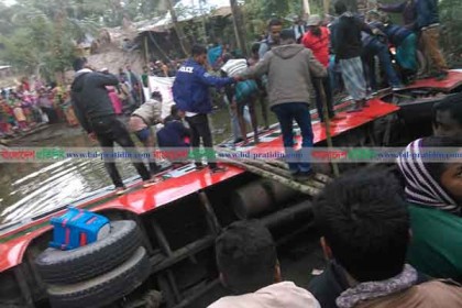 বাগেরহাটে ৪৫ যাত্রী নিয়ে বাস পুকুরে, নিহত ১