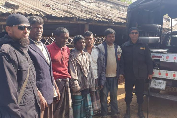নলডাঙ্গায় ৫ চোরাকারবারি আটক