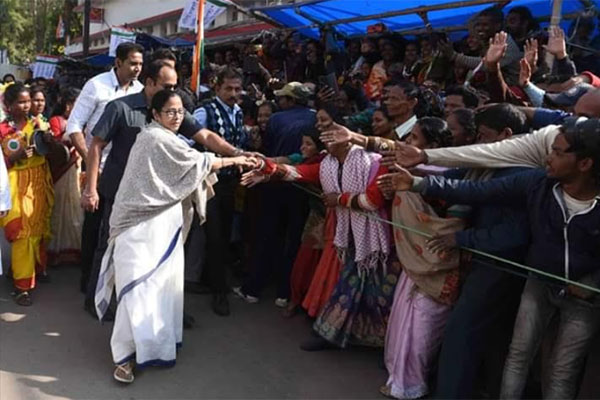 কাউকে নাগরিকত্ব দেওয়া হবে, বাকিরা কি ললিপপ খাবে? প্রশ্ন মমতার