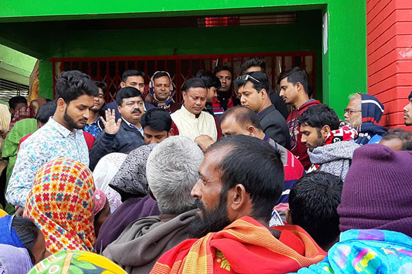 পাবনায় চতুর্থ দিনের মতো কম্বল বিতরণ