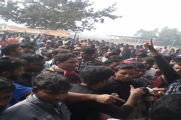 হাইওয়ে পুলিশের চাঁদাবাজির প্রতিবাদে পাবনায় মহাসড়ক অবরোধ