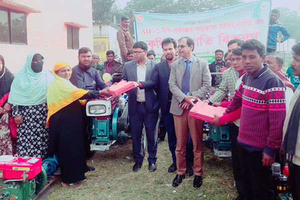 বোয়ালমারীতে ভর্তুকি মূল্যে কৃষি যন্ত্রপাতি বিতরণ